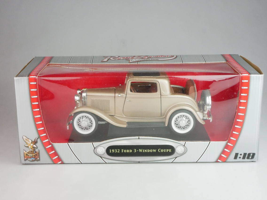 Road Signature 1/18 #92248 1932 Ford 3-Window Coupé + Box - 124480