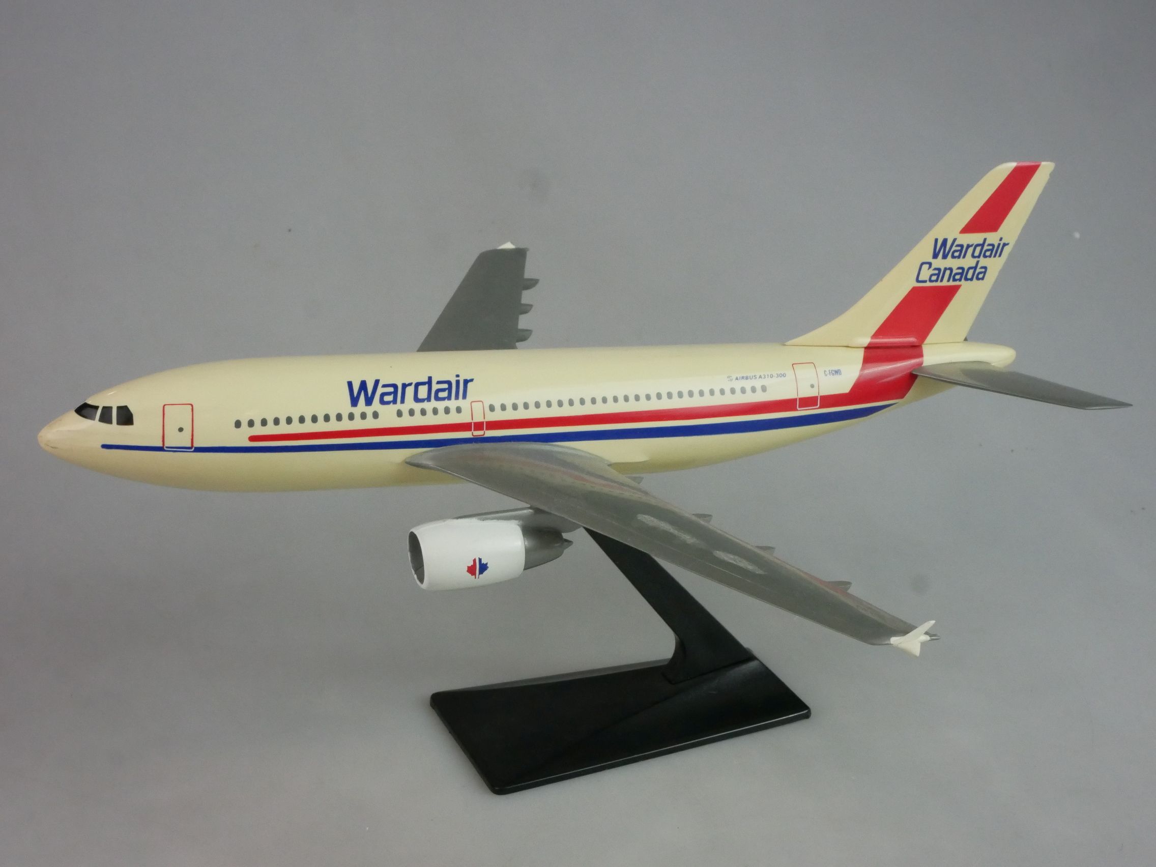 Vintage Wardair Airbus A310-300 C-FGWD Canada 1:200 Plastic plane Stand 125832