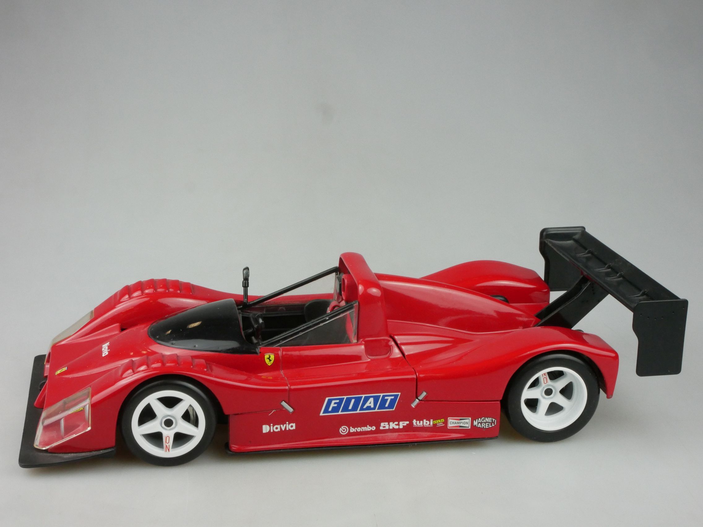 Hotwheels 1/18 Ferrari 333 SP Rennwagen 1993 diecast 125995