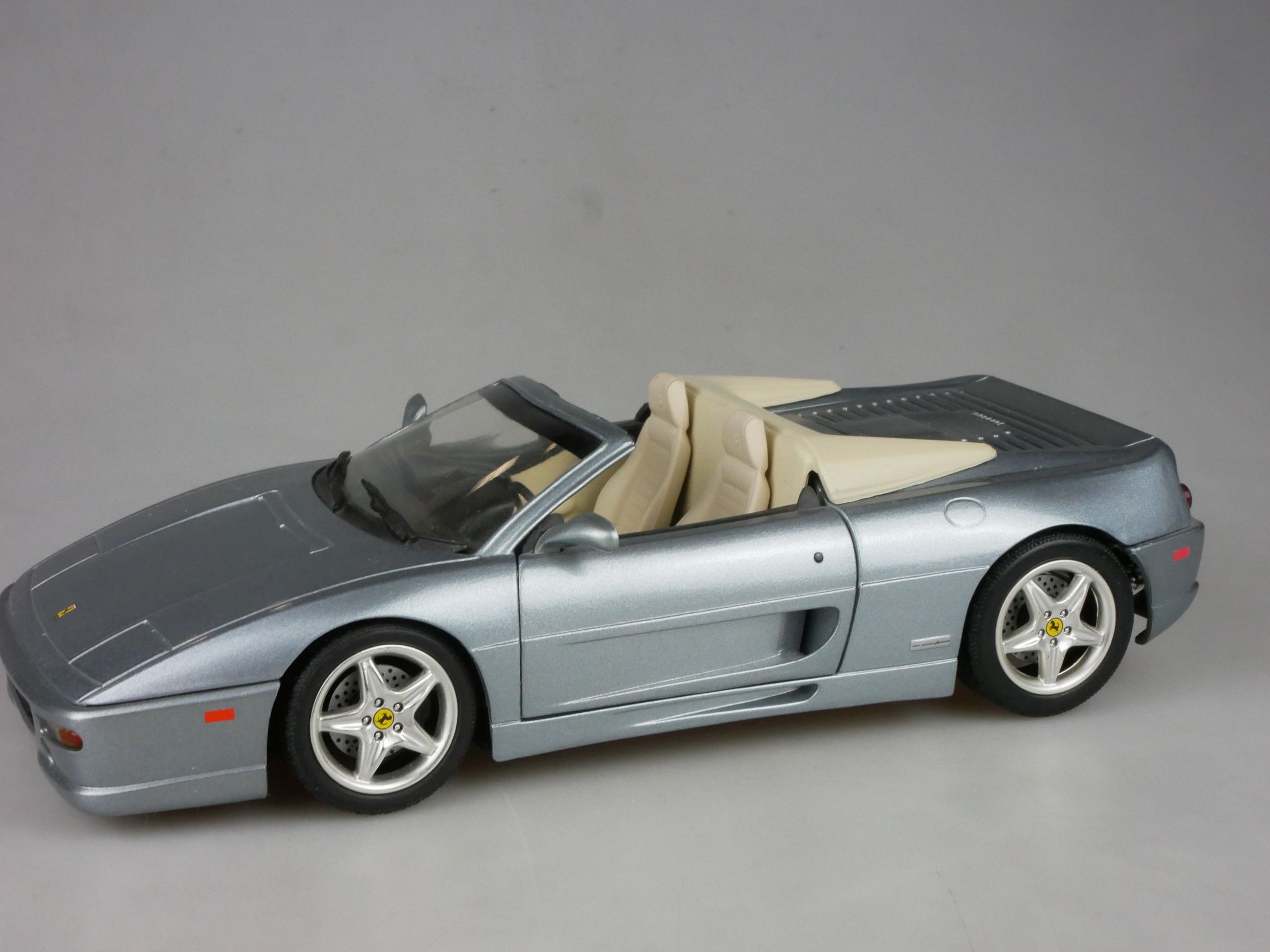 Hot Wheels 1/18 1995 Ferrari F355 Spider diecast Modellauto 126215