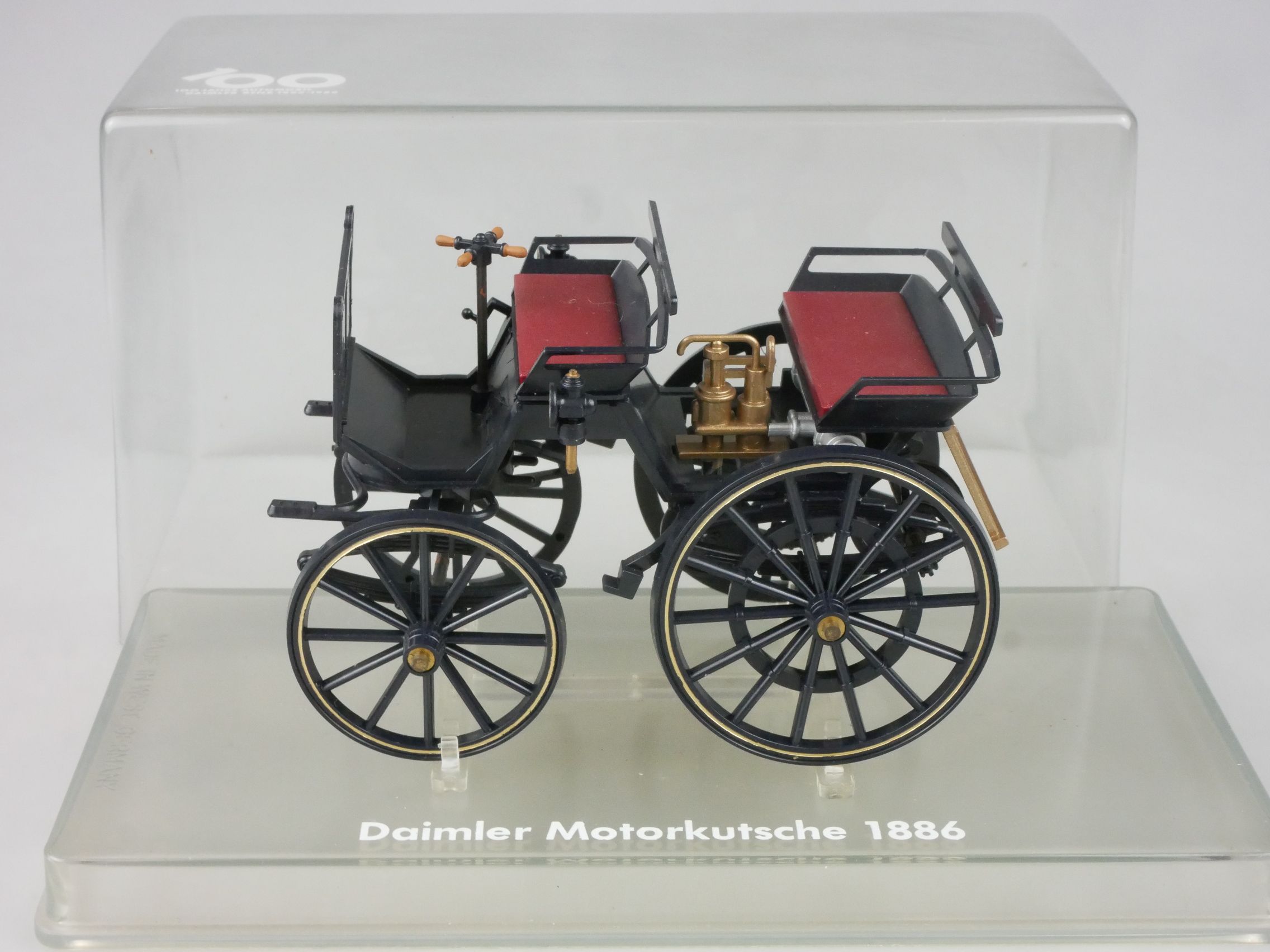 Mercedes 1886 DANHAUSEN 186 1/24 Kunststoffmodell in Vitrine 126298