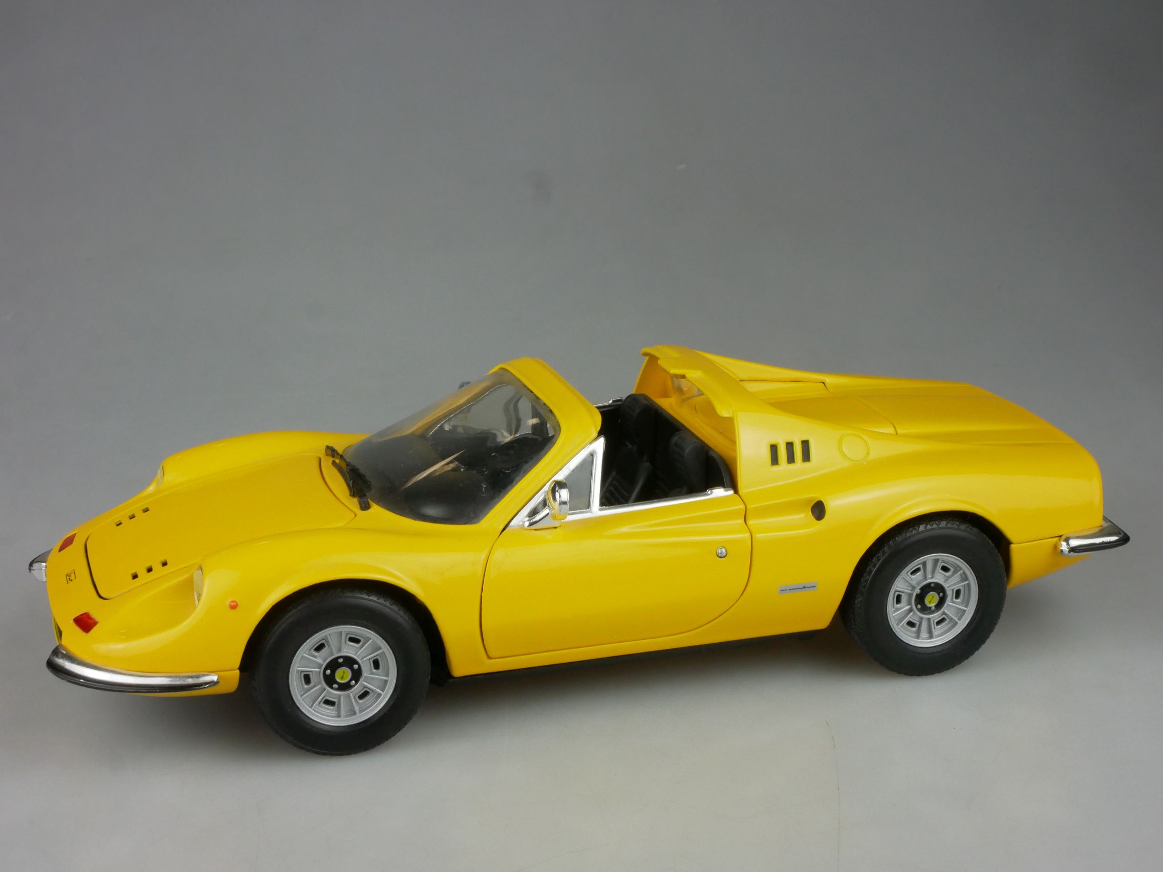 Hot Wheels 1/18 Ferrari Dino 246 GTS gelb diecast 126583