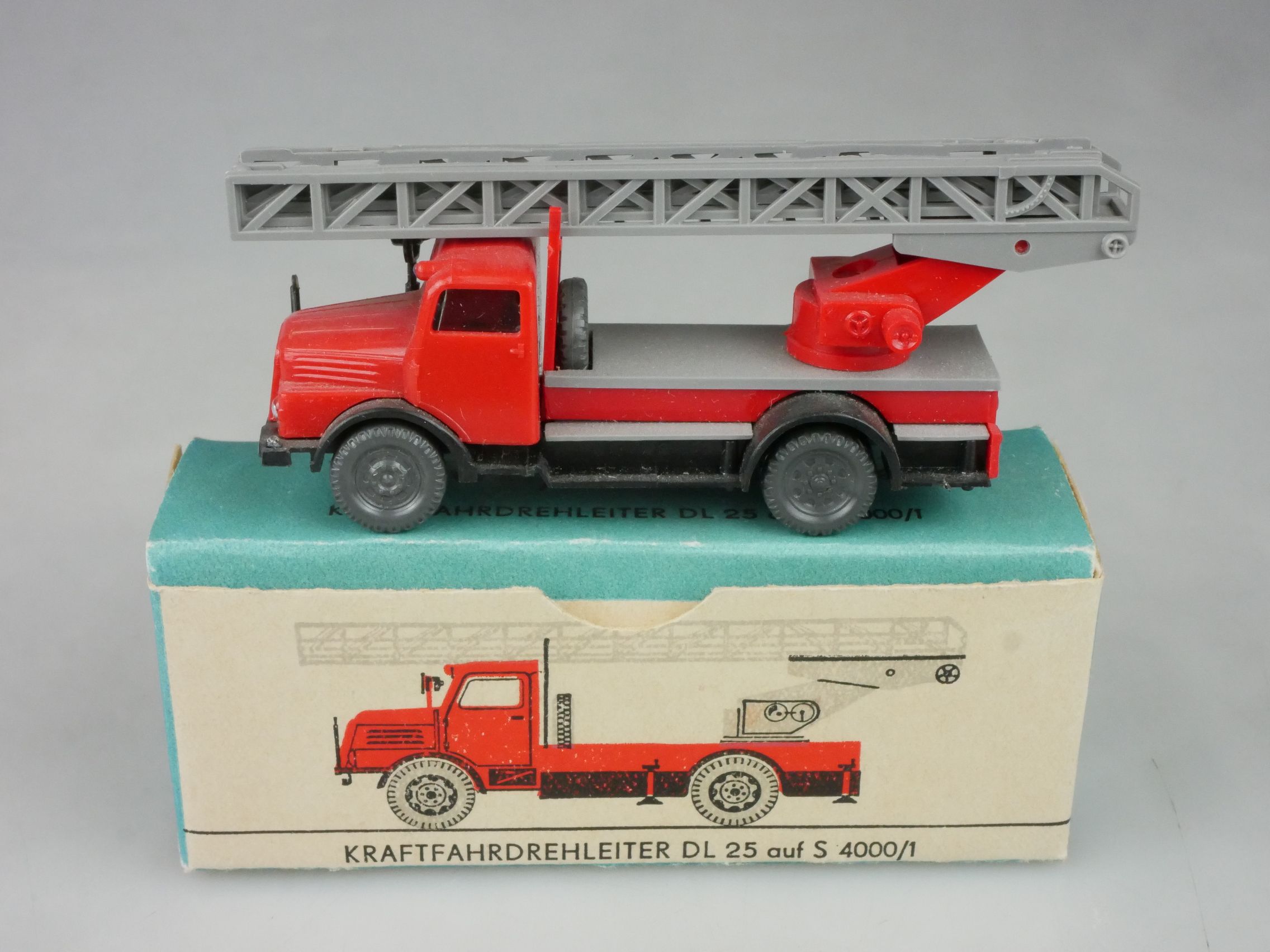 Espewe H0 1/87 1014/3 IFA S 4000-1 Feuerwehr DL 25 DDR VEB Box 126593