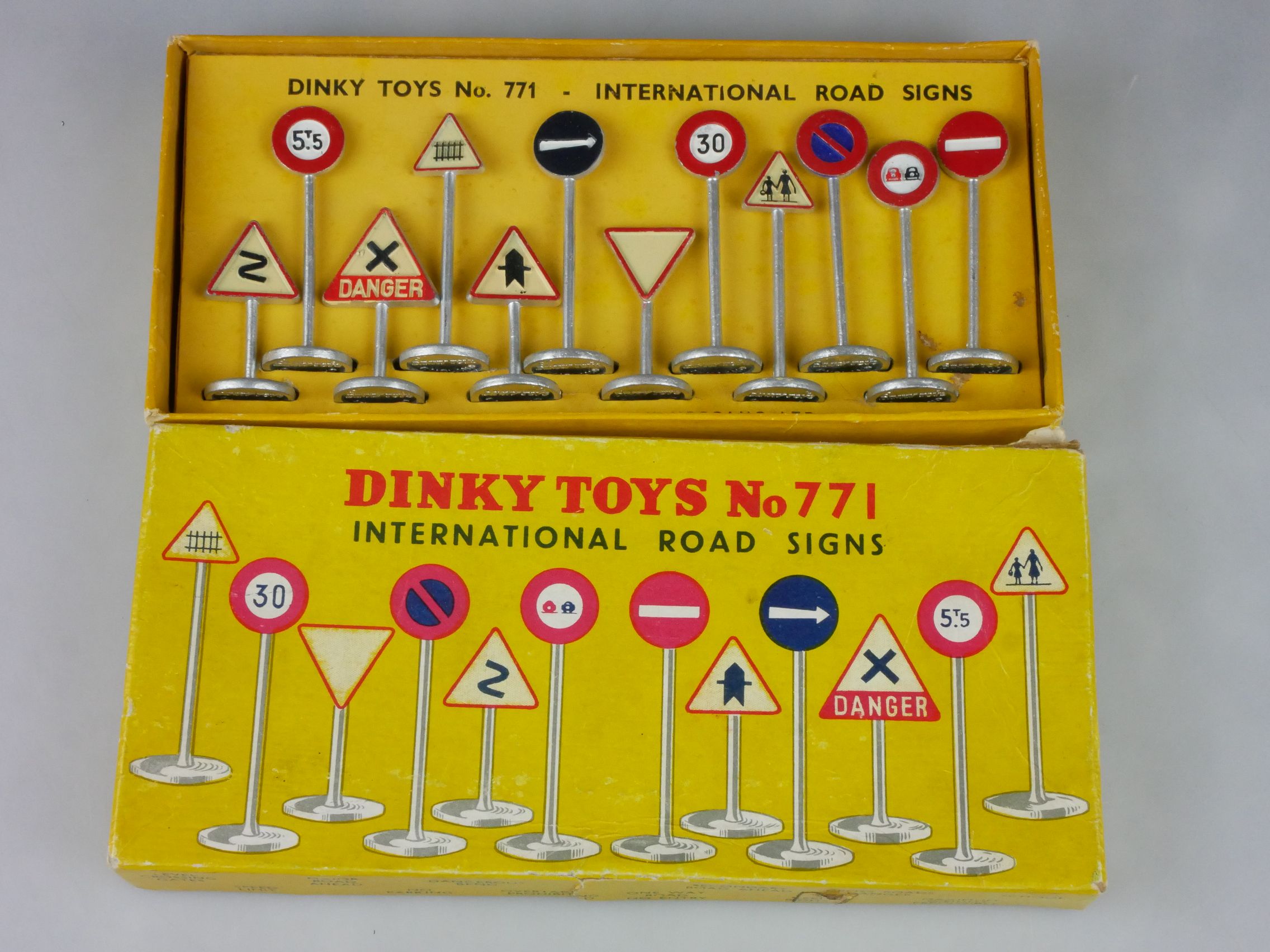 Dinky Toys 771 International Road Signs Made in England Box 126749