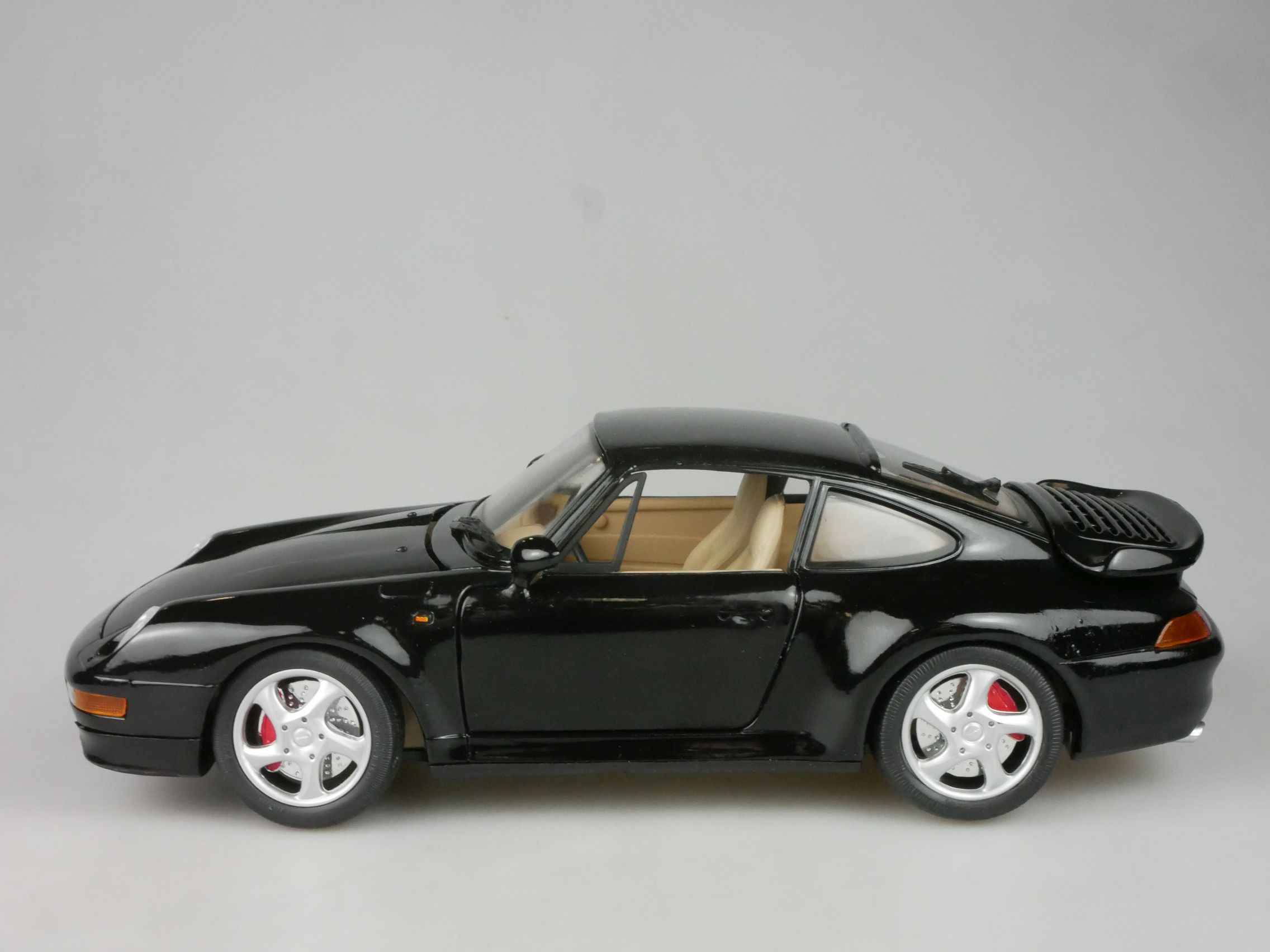 Anson 1/18 Porsche 911 turbo black - diecast model 126779