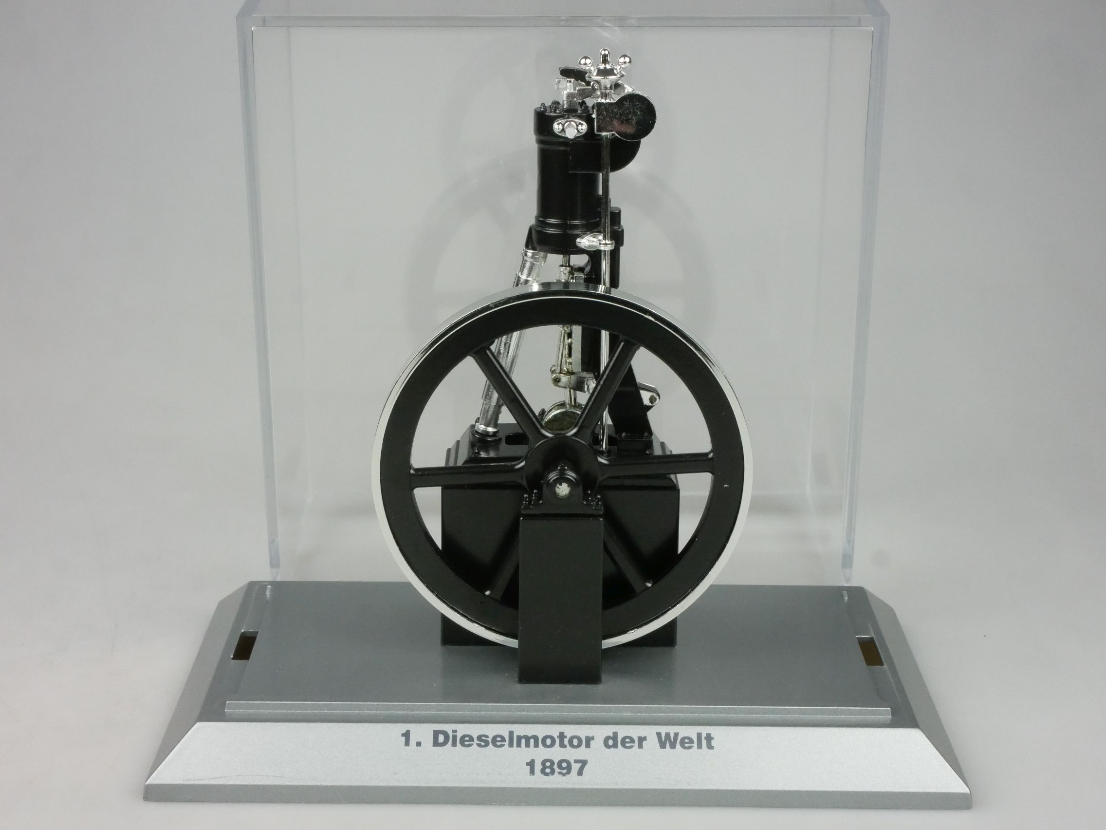 Conrad Modell 1/32 Scale 1. Dieselmotor der Welt 1897 # 9113 in Vitrine 126790