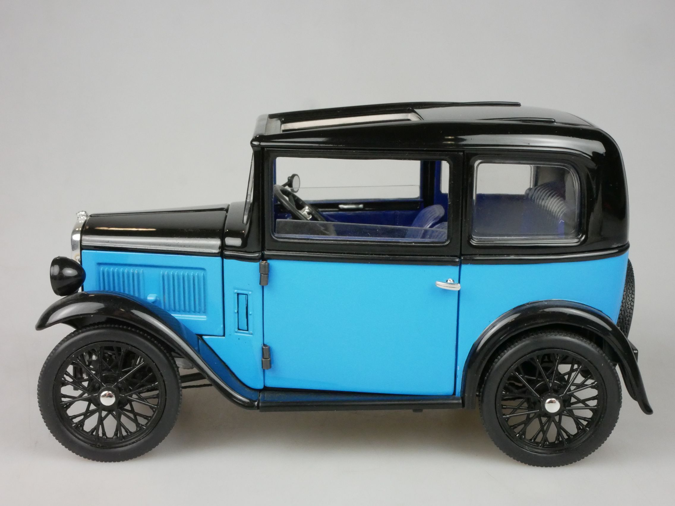 Ricko 1/18 Austin 7 De Luxe Saloon 1932 - diecast model 126796